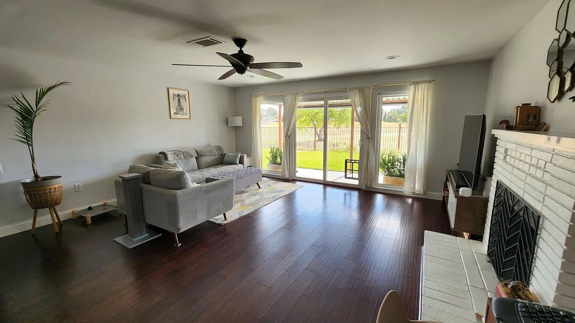 Livermore House: 1032 Hollyhock St