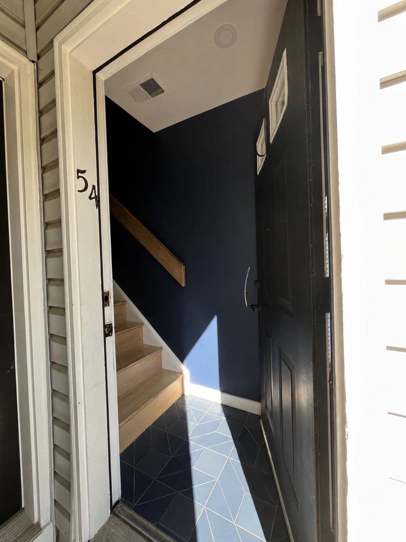 Washington Condo: 54 Hawthorne Ct NE