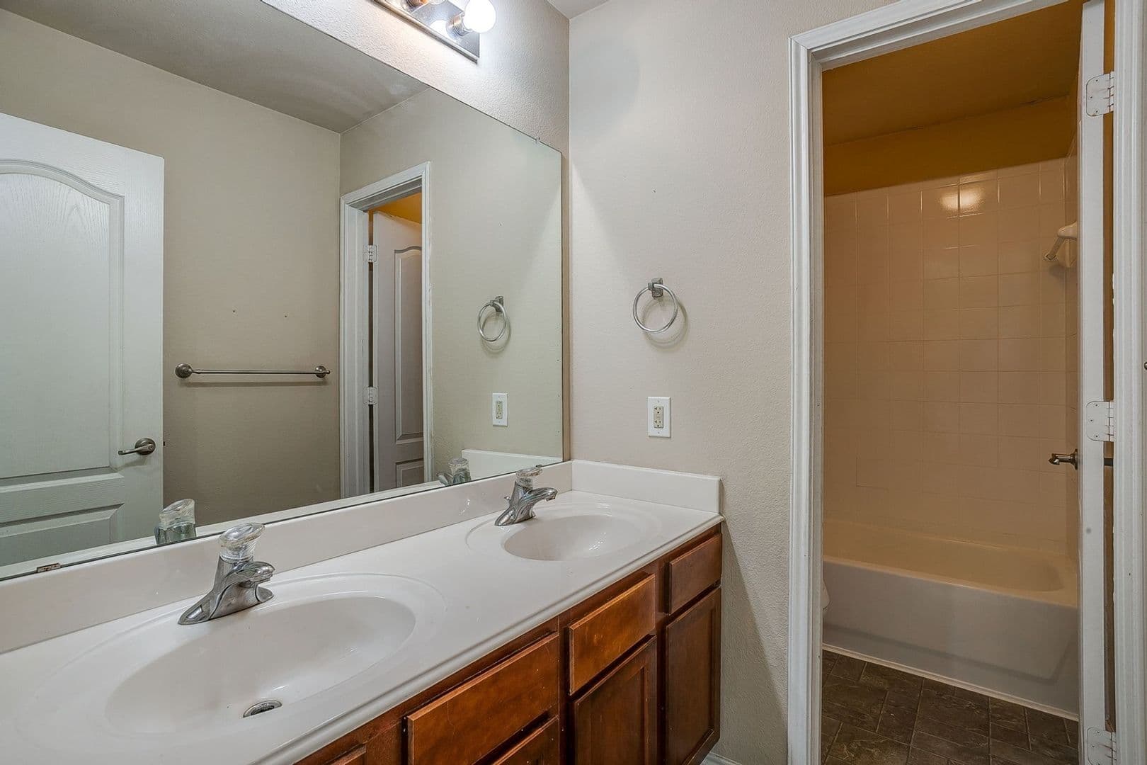 Grand Prairie House: 7004 Alcala