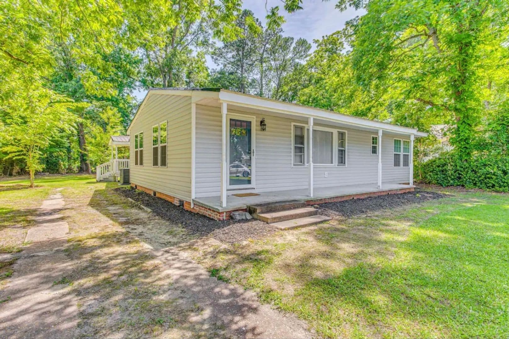 Whiteville House: 208 E Columbus St