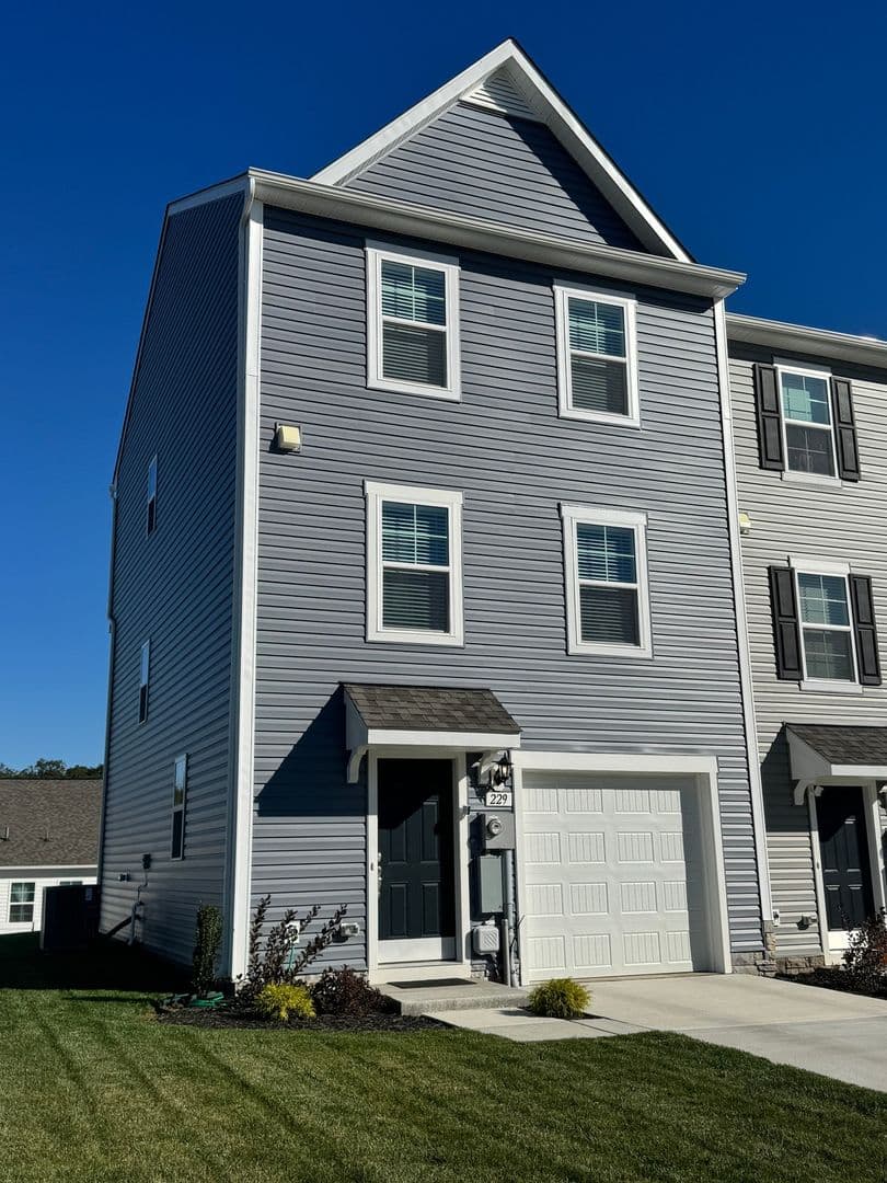 Falling Waters Townhome: 229 Clifton Mnr