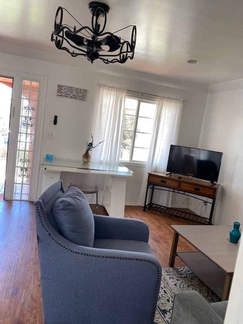 Los Angeles Townhome: 1938 S Palm Grove Ave