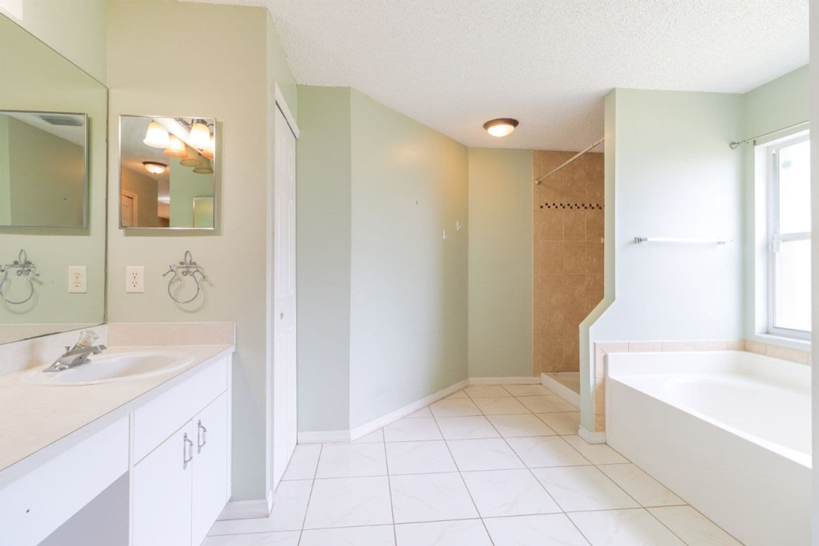 Palm Bay House: 1515 Nona St NE