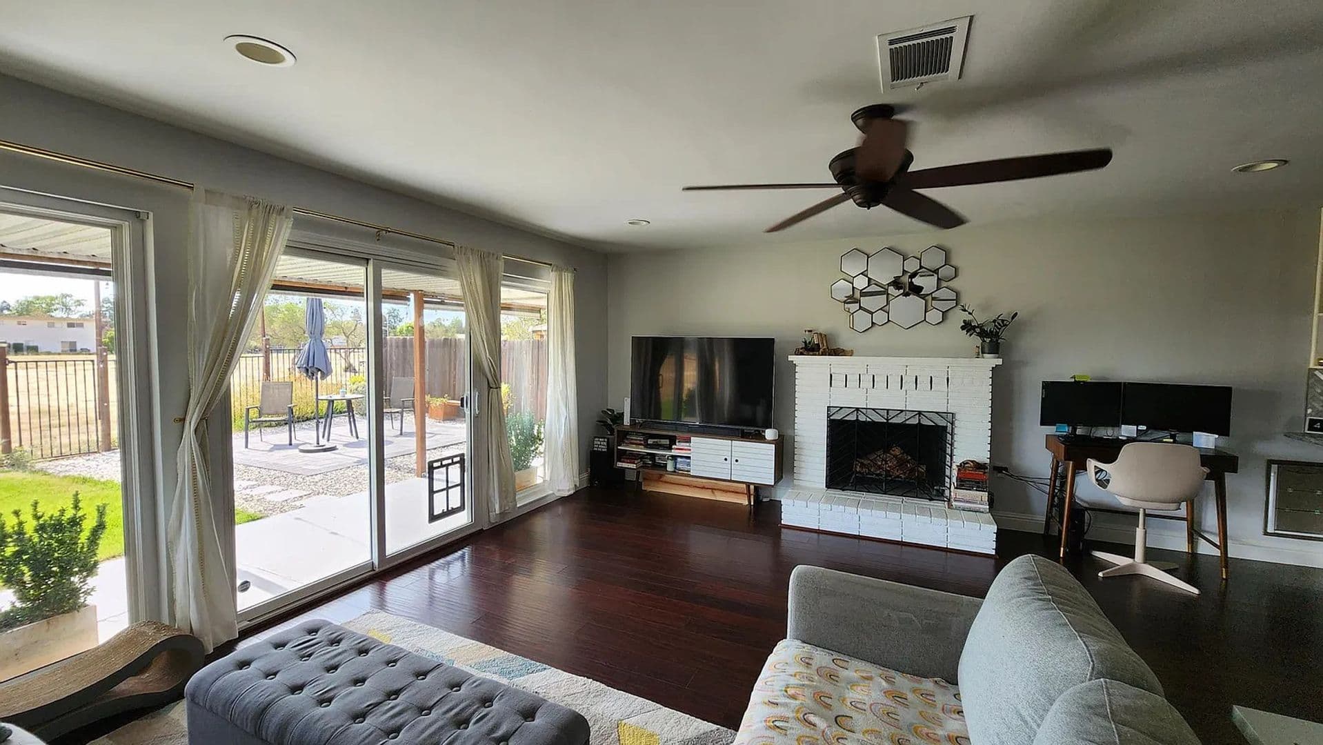 Livermore House: 1032 Hollyhock St