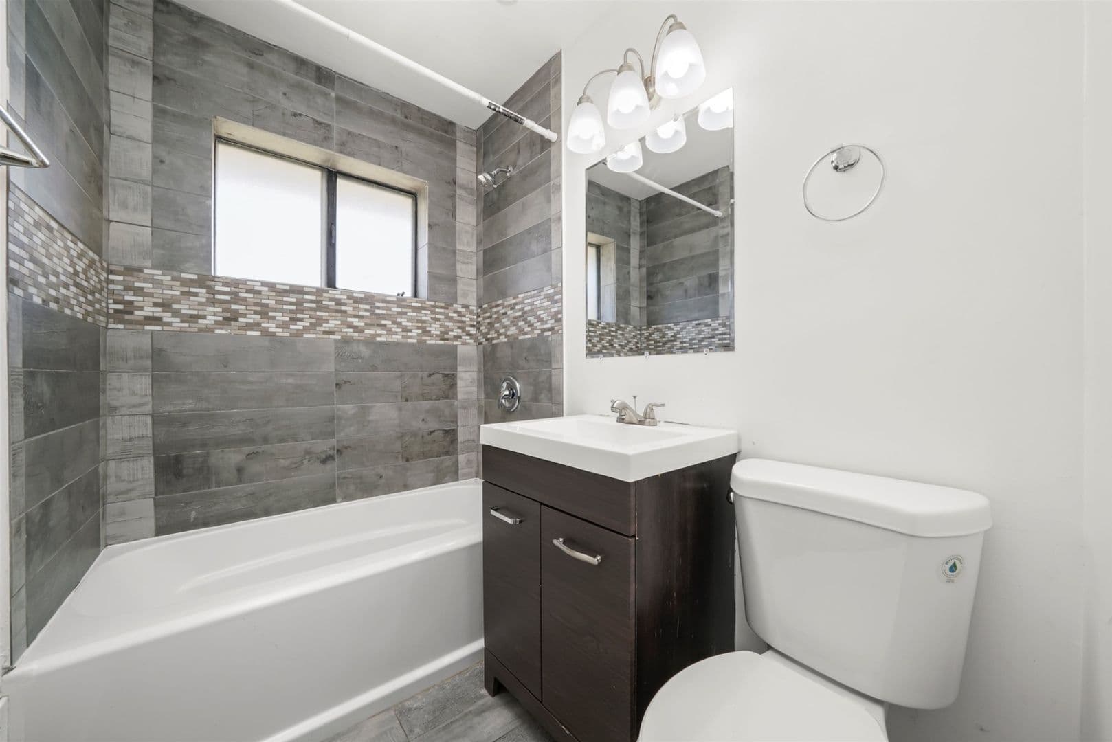 Lansing House: 17007 Oakwood Ave