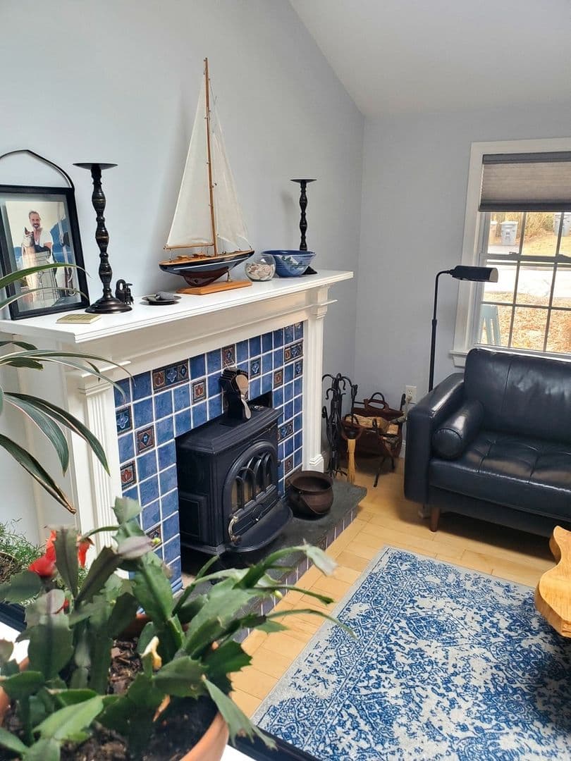 Niantic House: 71 Oakwood Rd