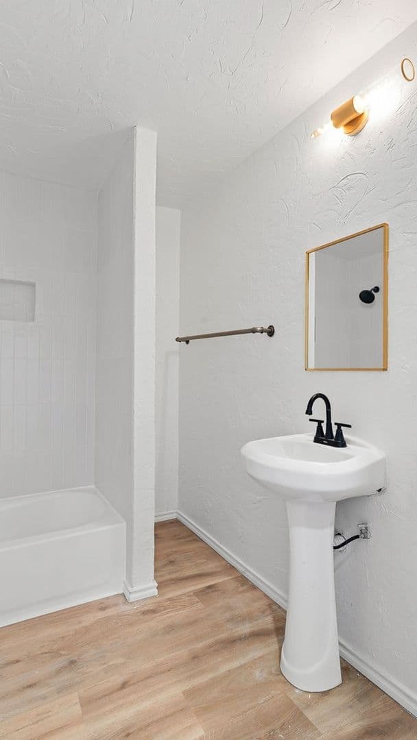 Fort Worth House: 1032 E Tucker St