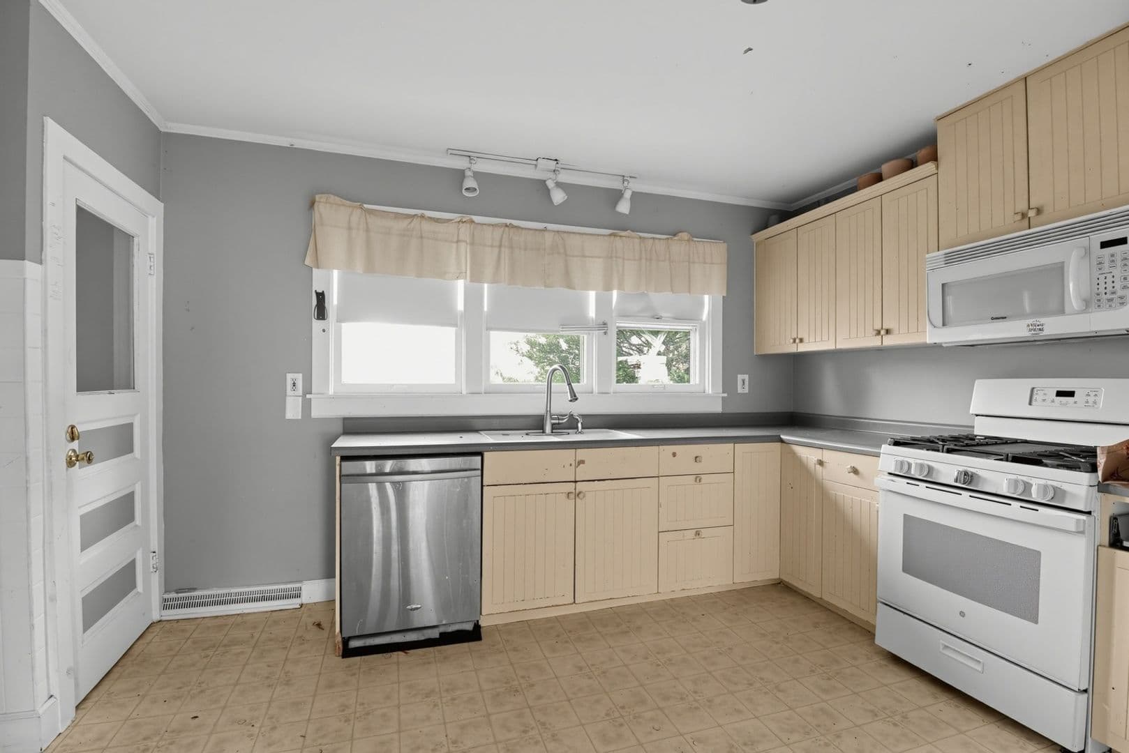 Crystal Lake House: 6414 W Hillside Rd