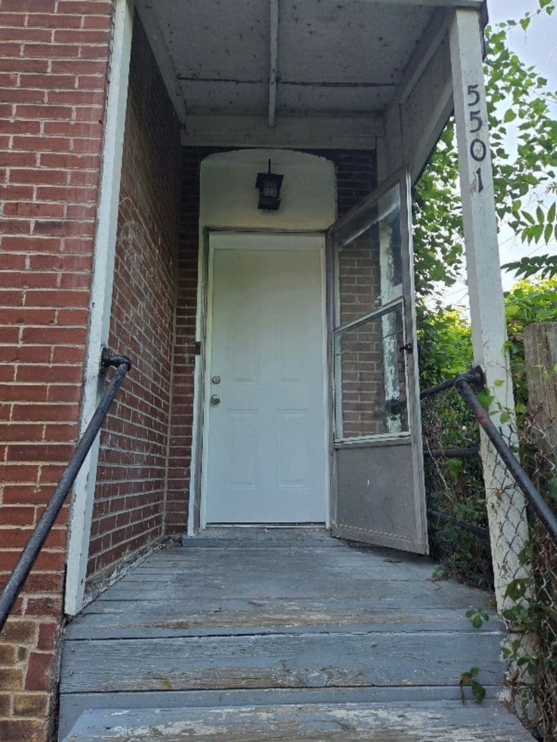 Saint Louis House: 5501 Putnam St