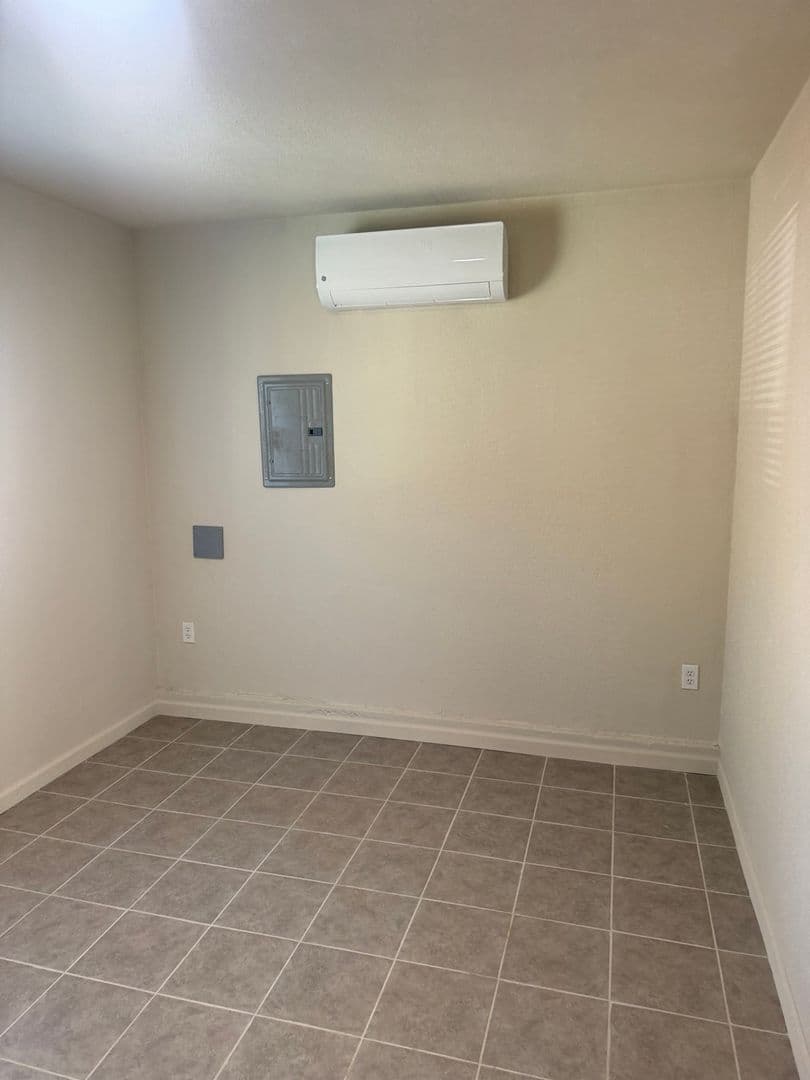 Modesto House: 1825 Roble Ave