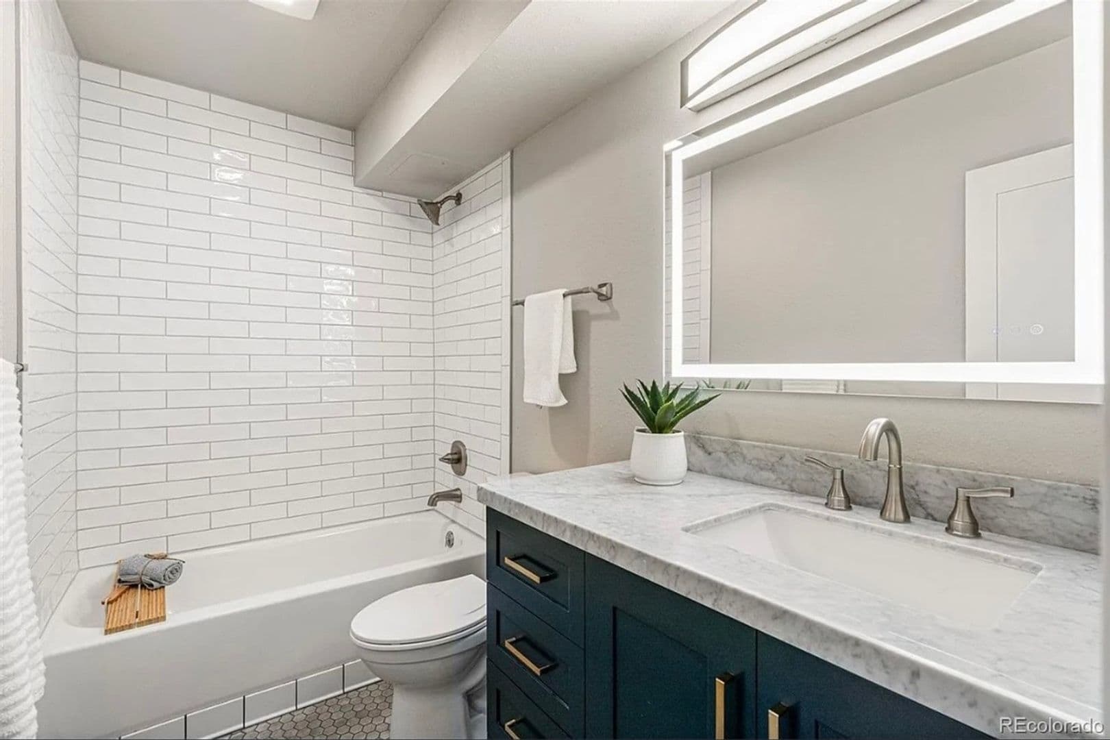 Aurora Condo: 2120 S Vaughn Way