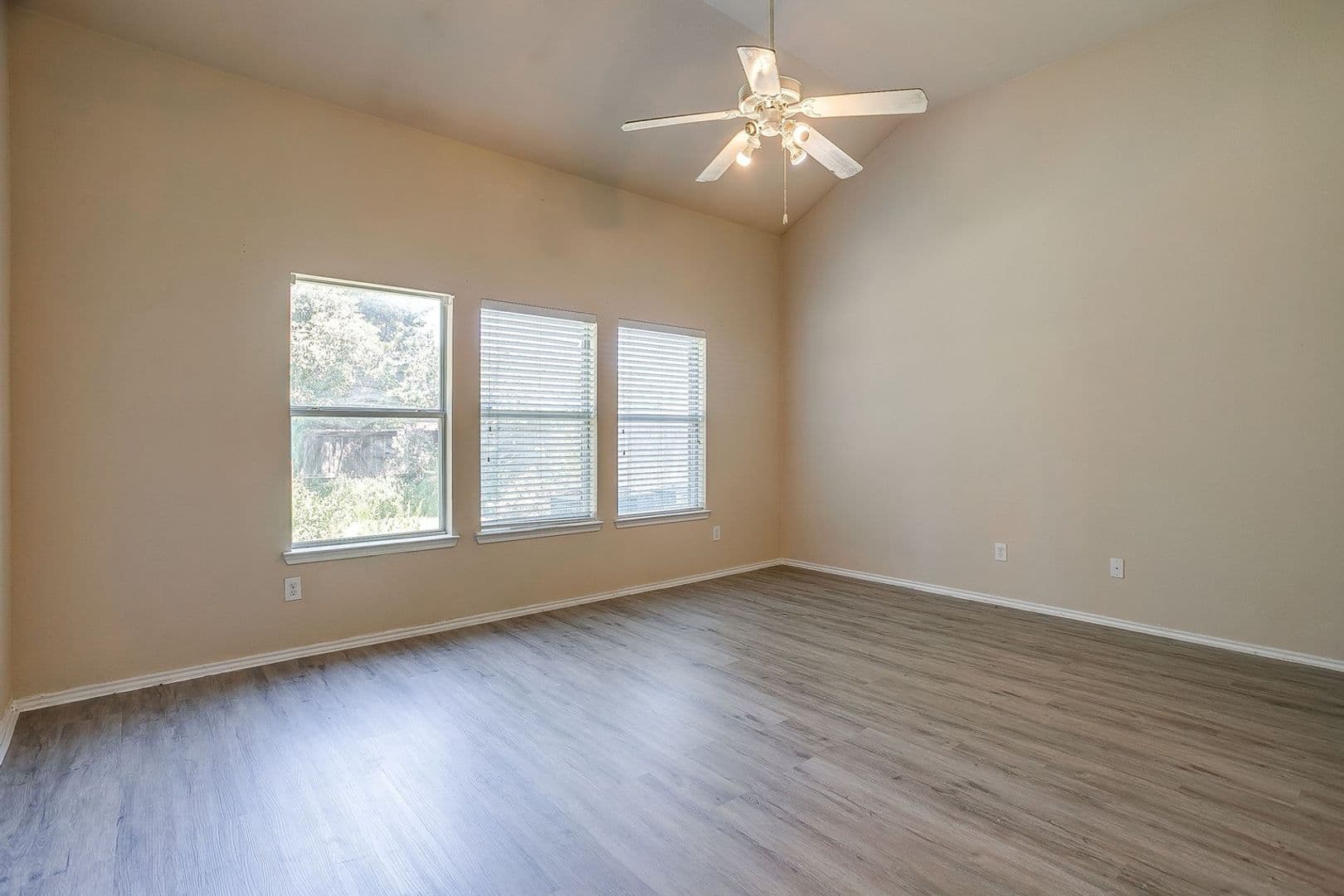 Grand Prairie House: 7004 Alcala