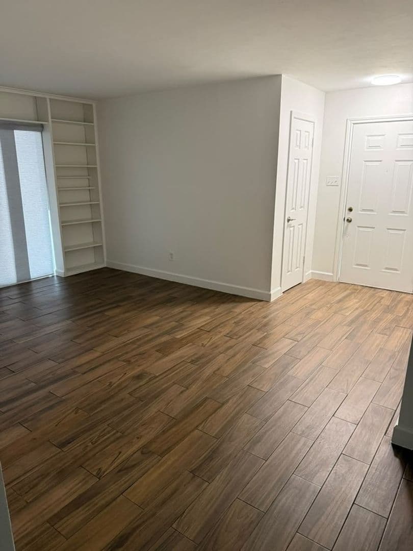 Houston Condo: 2744 Briarhurst Dr
