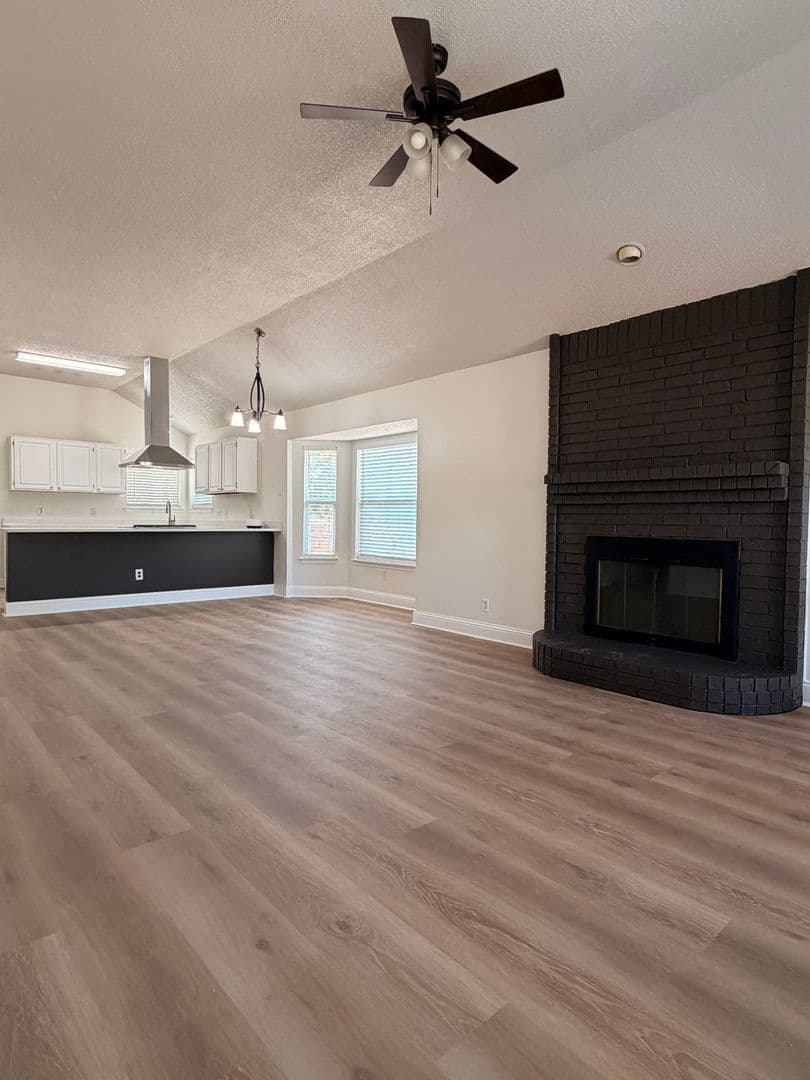 Fort Worth House: 7562 John T White Rd