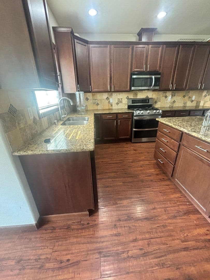 Graham House: 9202 198 St Ct E