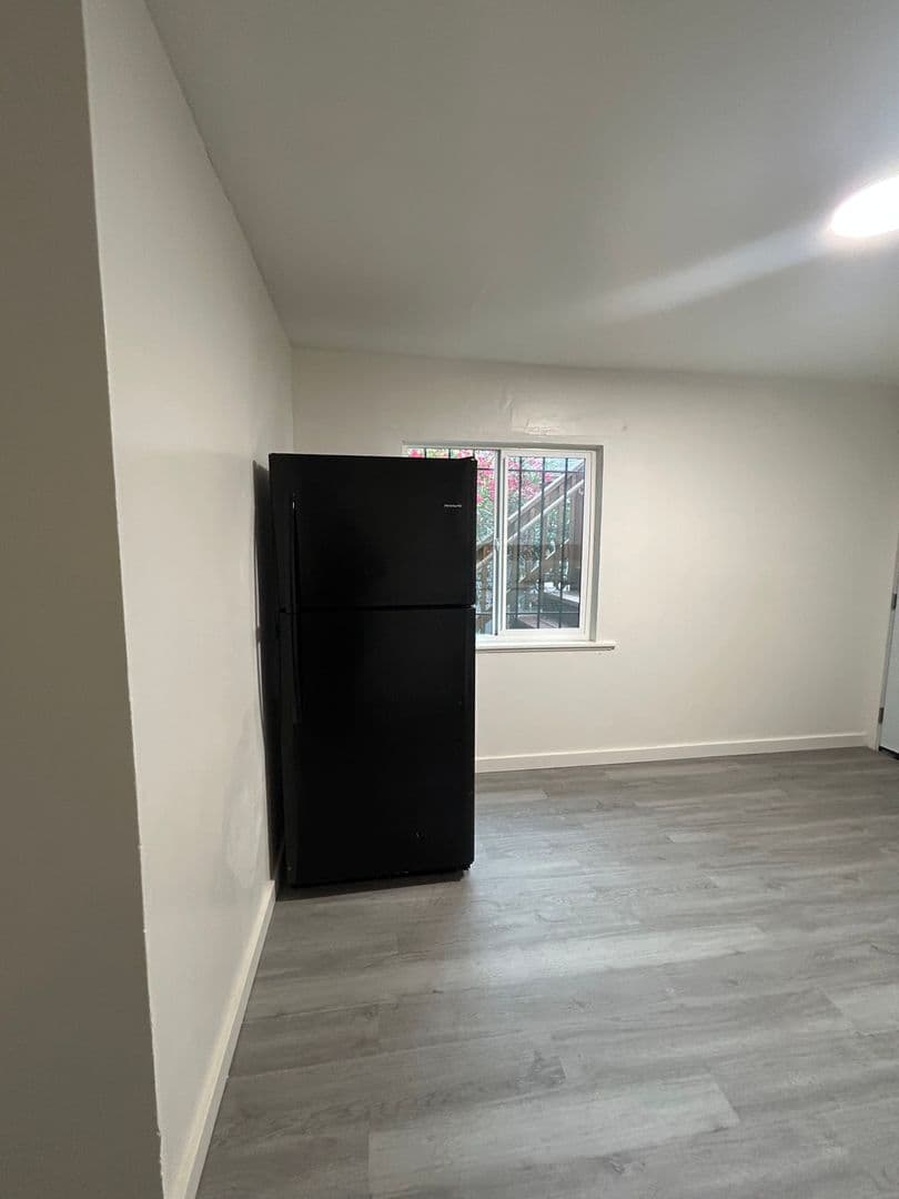 Oakland Townhome: 2324 92nd Ave