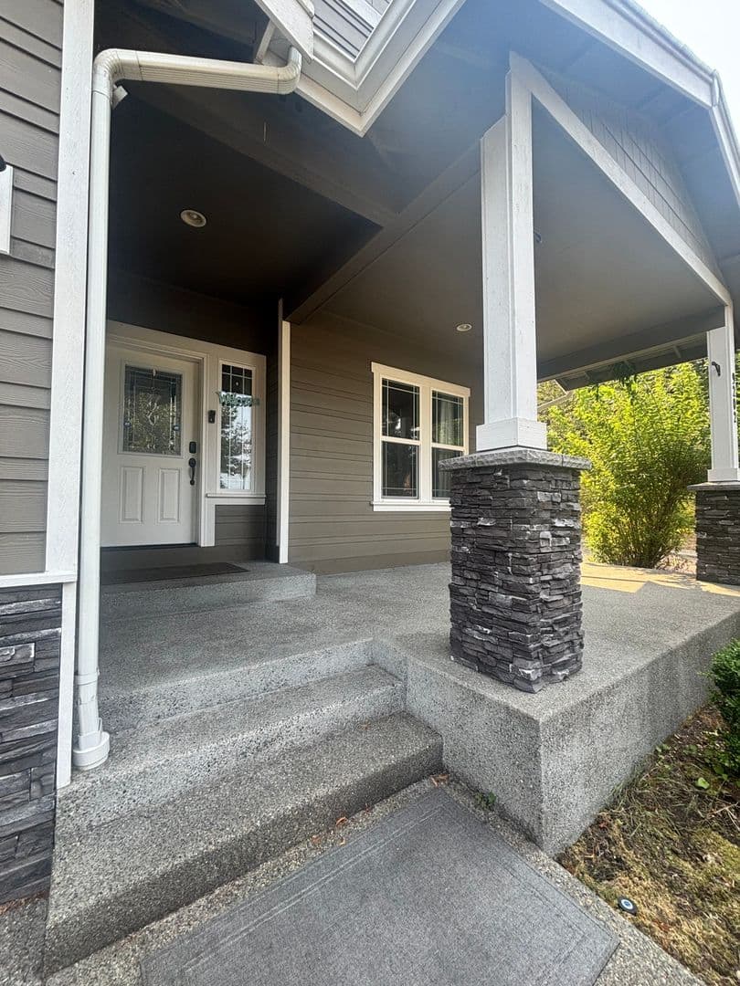 Graham House: 9202 198 St Ct E