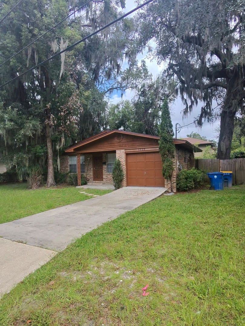 Jacksonville House: 7325 Calvin St