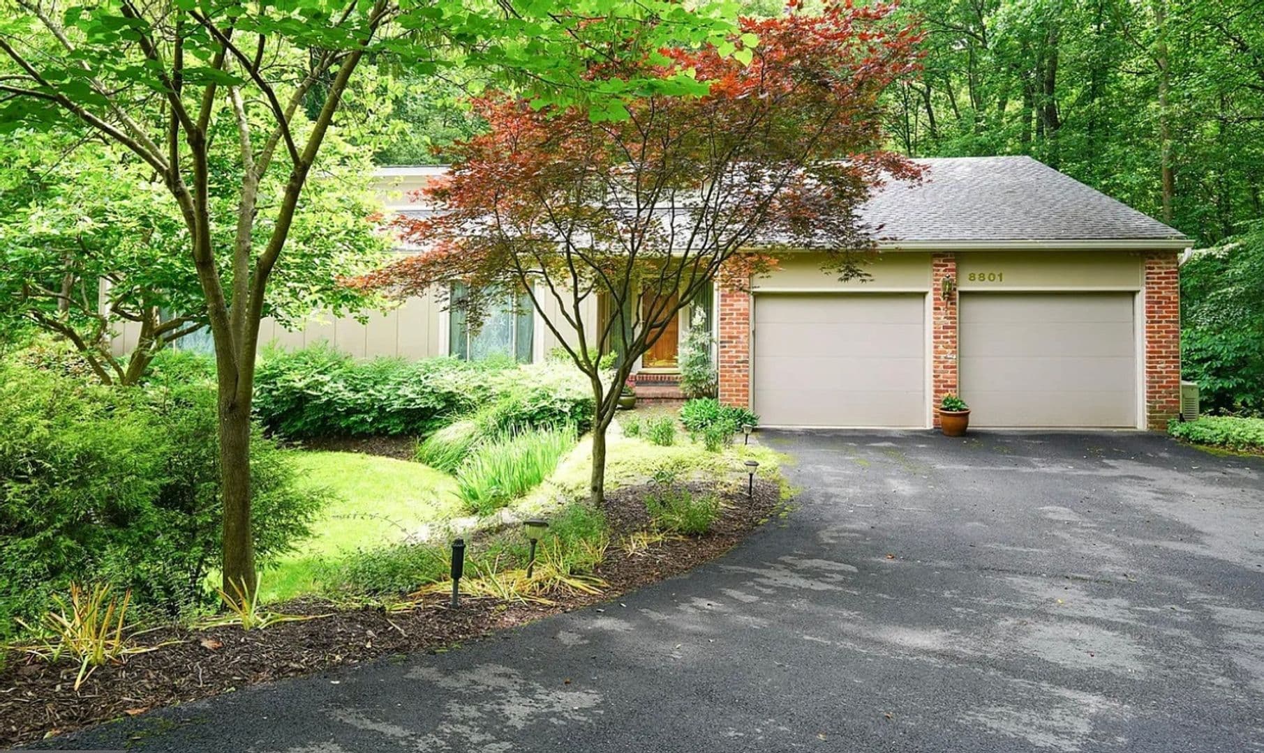 Potomac House: 8801 Quiet Stream Ct
