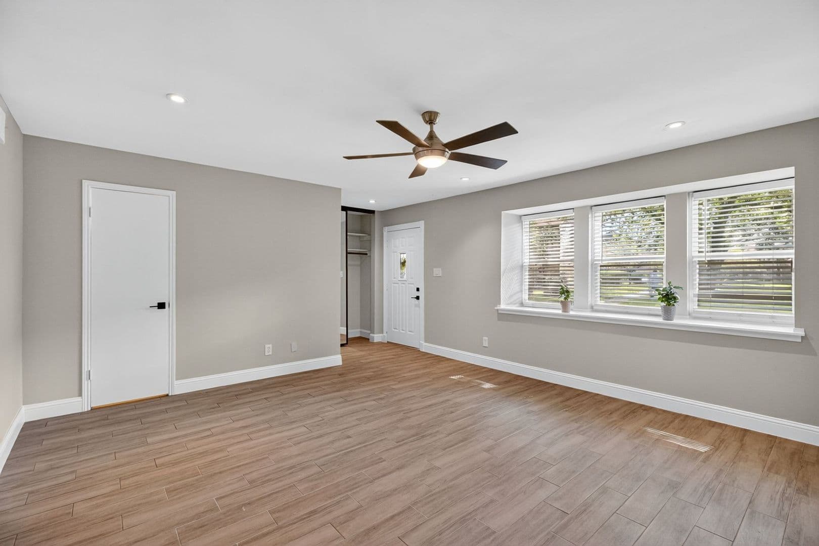 Houston House: 2250 Shadowdale Dr