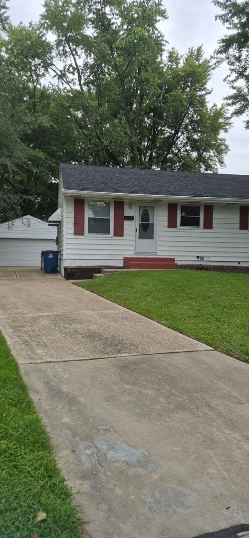 Saint Louis House: 10605 Dunkeld Cir