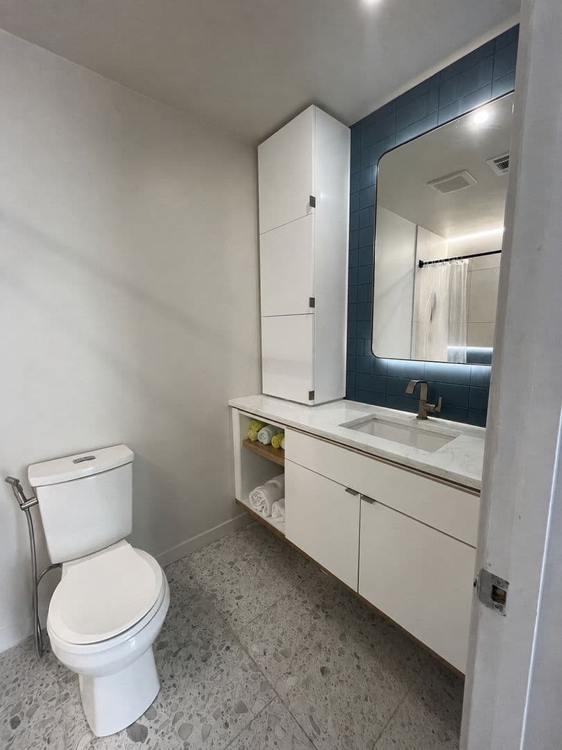 Washington Condo: 54 Hawthorne Ct NE
