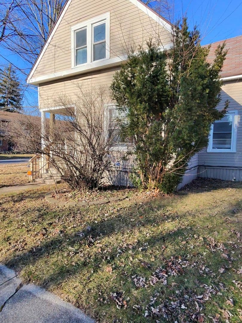 Saginaw Townhome: 1420 Adams St