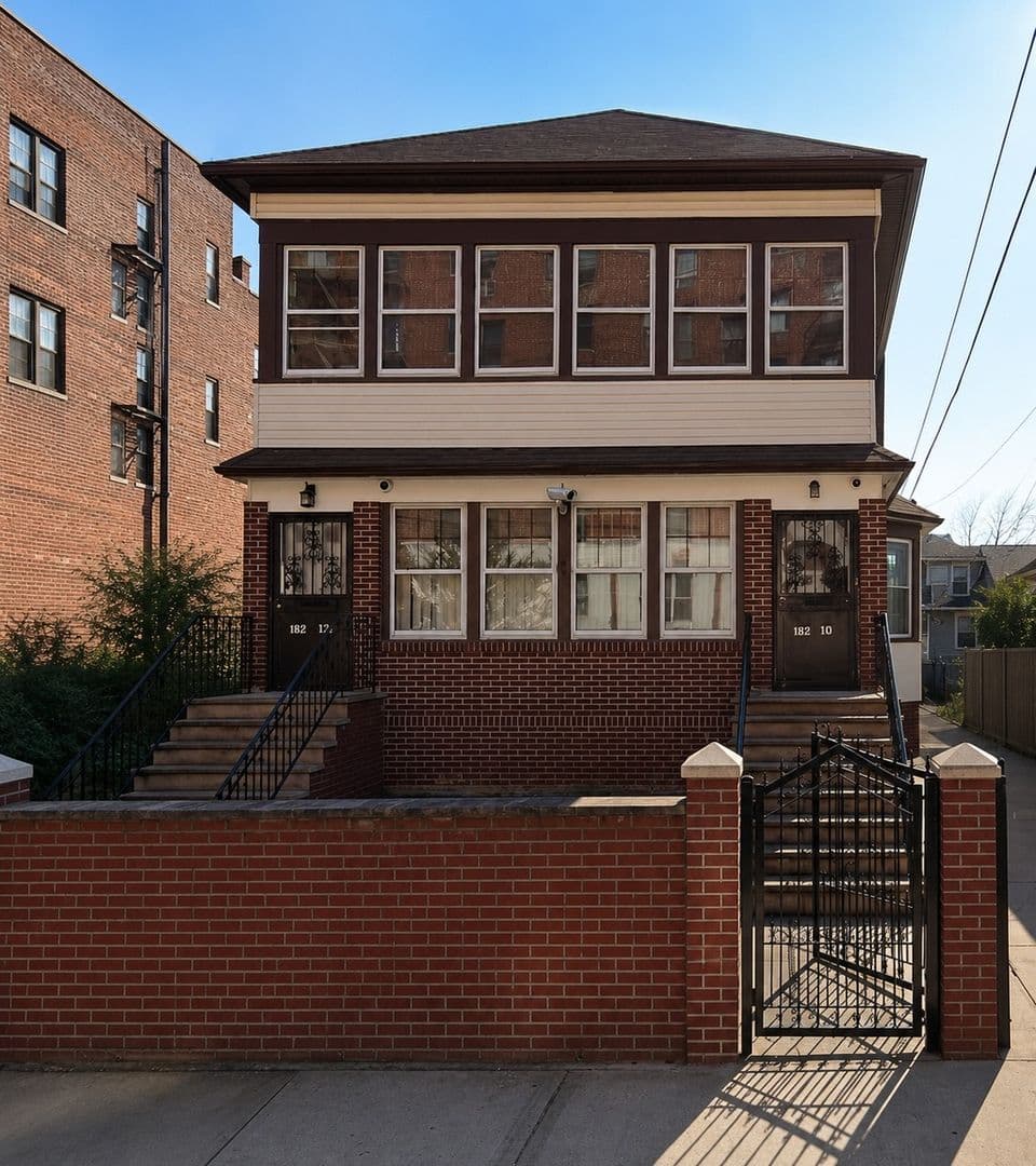 Jamaica Townhome: 17546 88th Ave