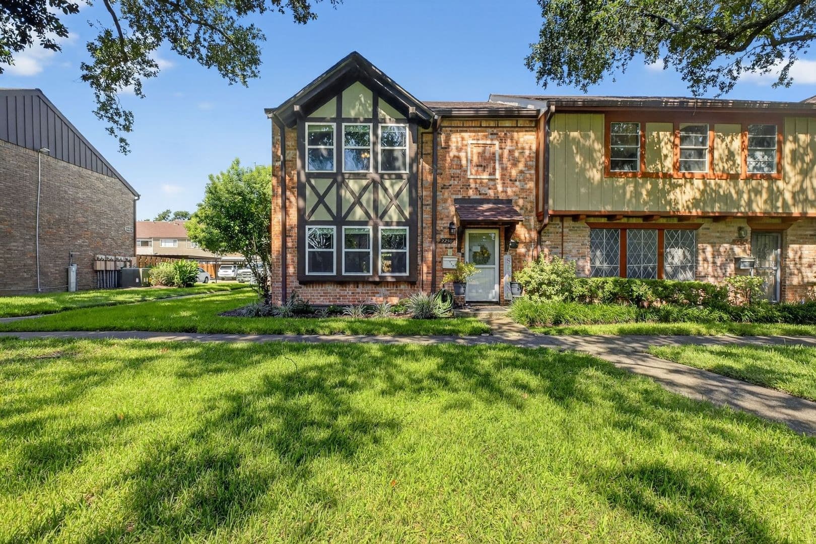 Houston House: 2250 Shadowdale Dr