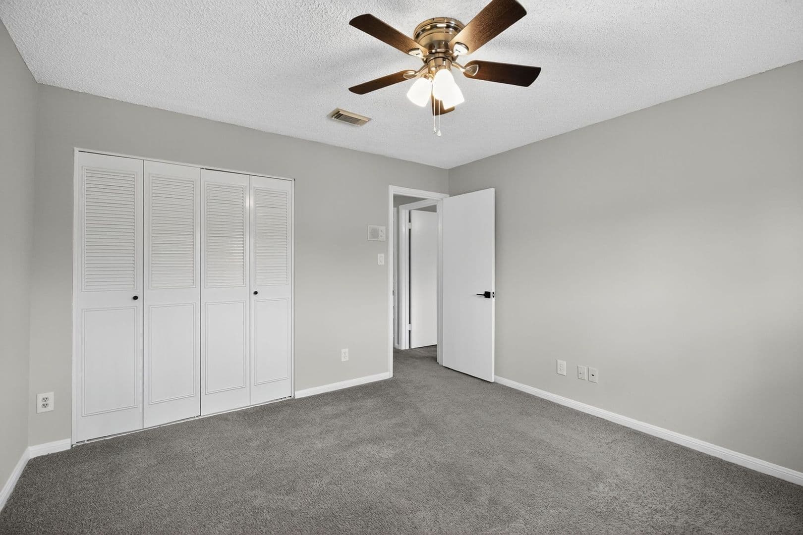 Houston House: 2250 Shadowdale Dr
