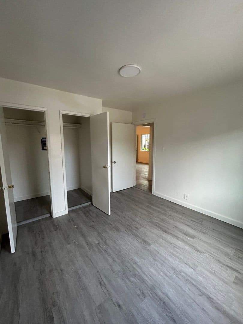 Oakland Townhome: 2324 92nd Ave