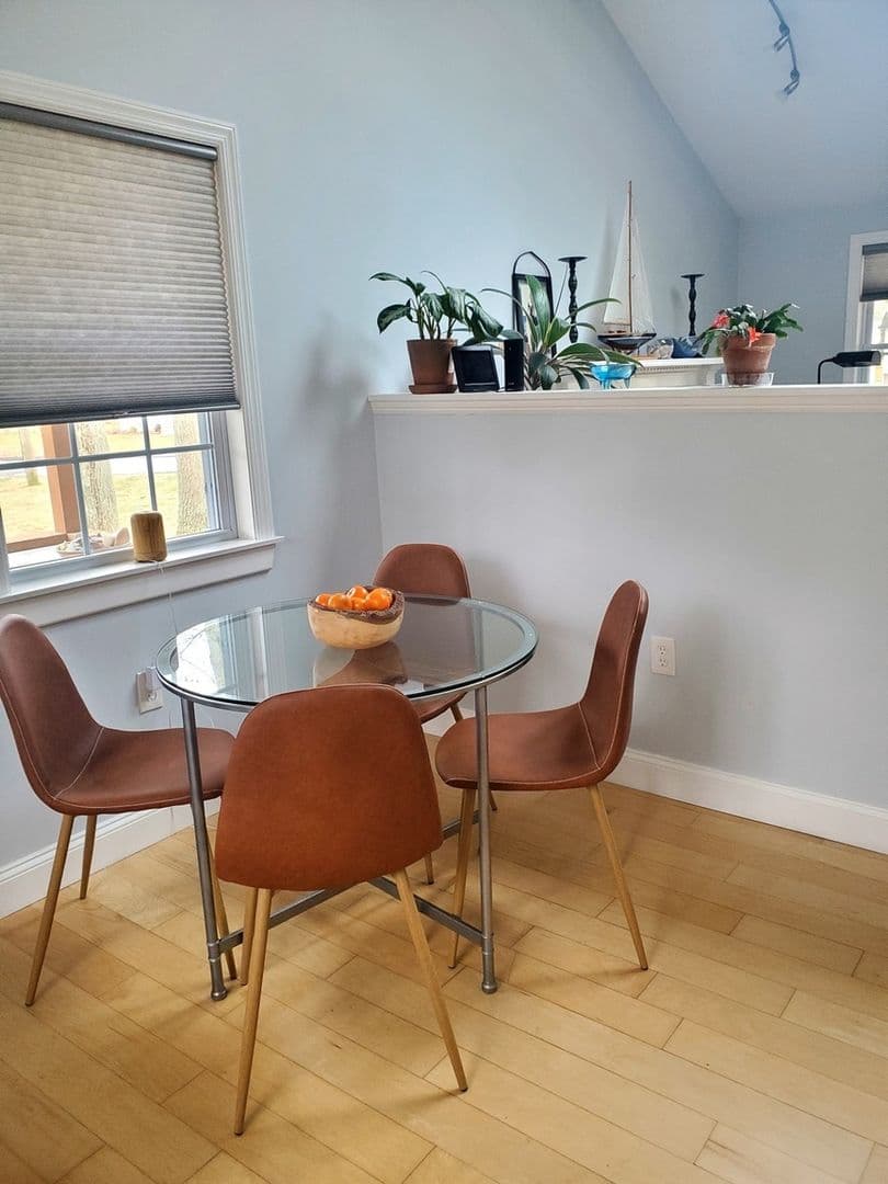 Niantic House: 71 Oakwood Rd