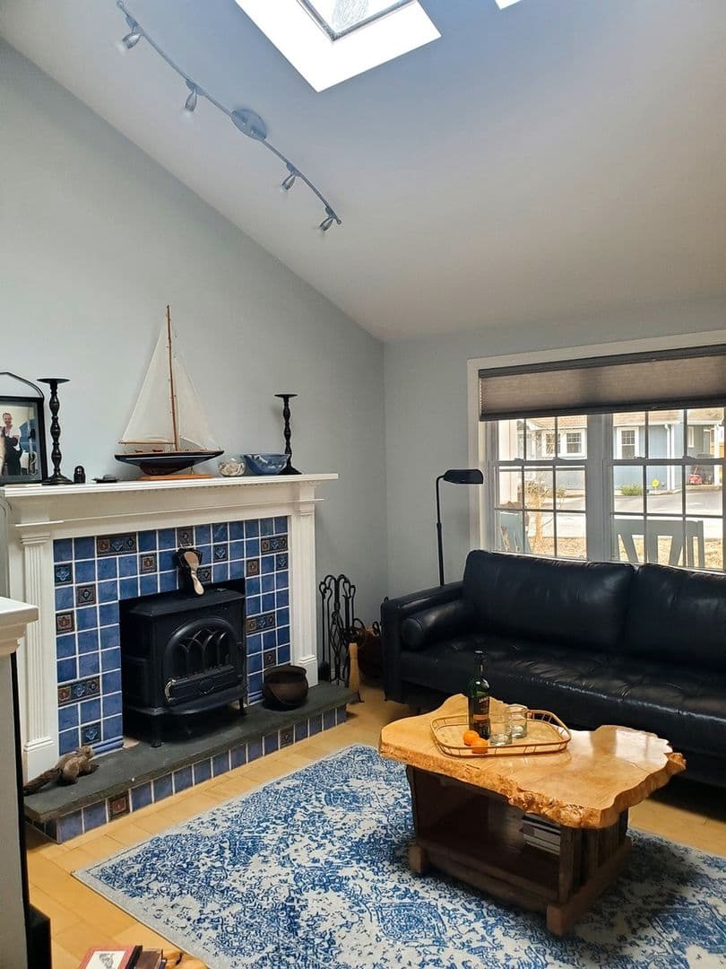 Niantic House: 71 Oakwood Rd