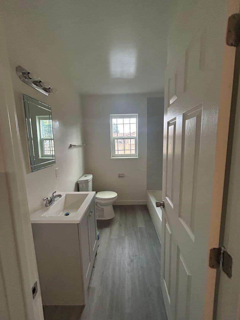 Oakland Townhome: 2324 92nd Ave