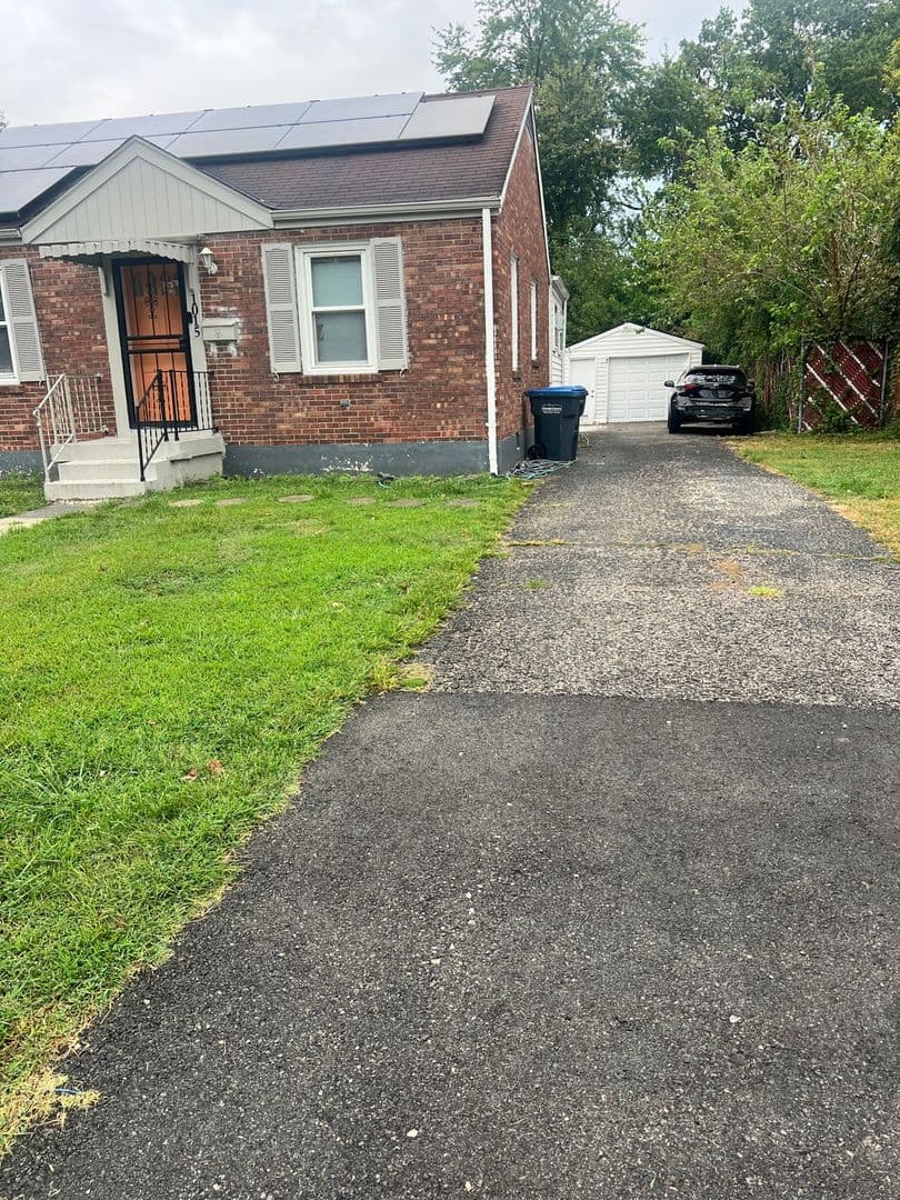 Louisville House: 1015 W Indian Trl