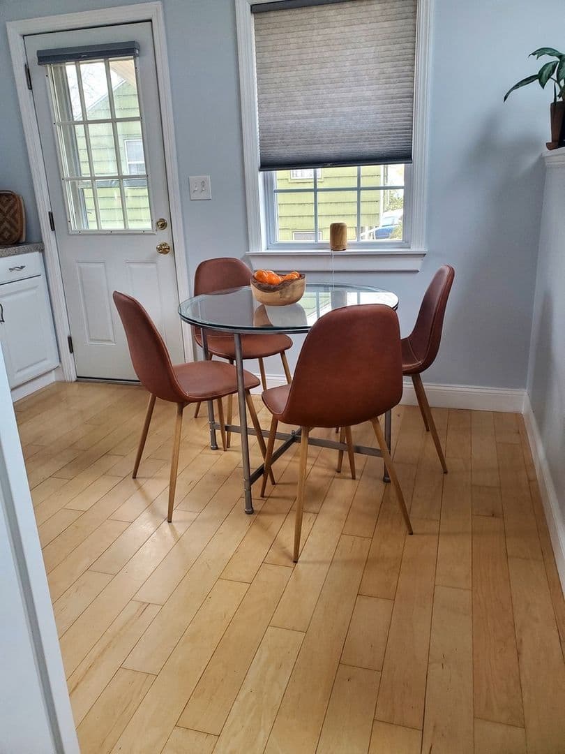 Niantic House: 71 Oakwood Rd