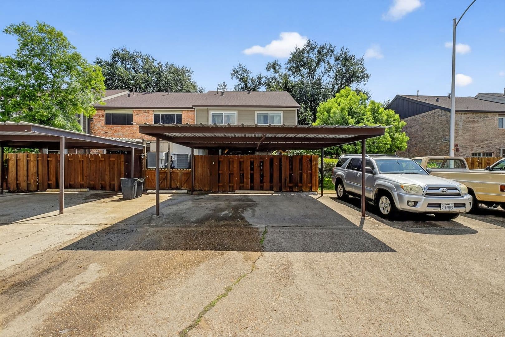 Houston House: 2250 Shadowdale Dr