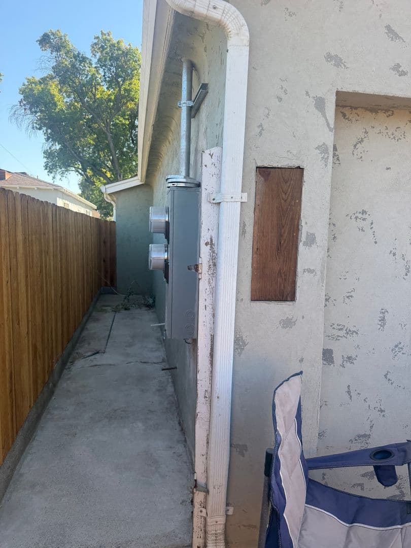 Modesto House: 1825 Roble Ave