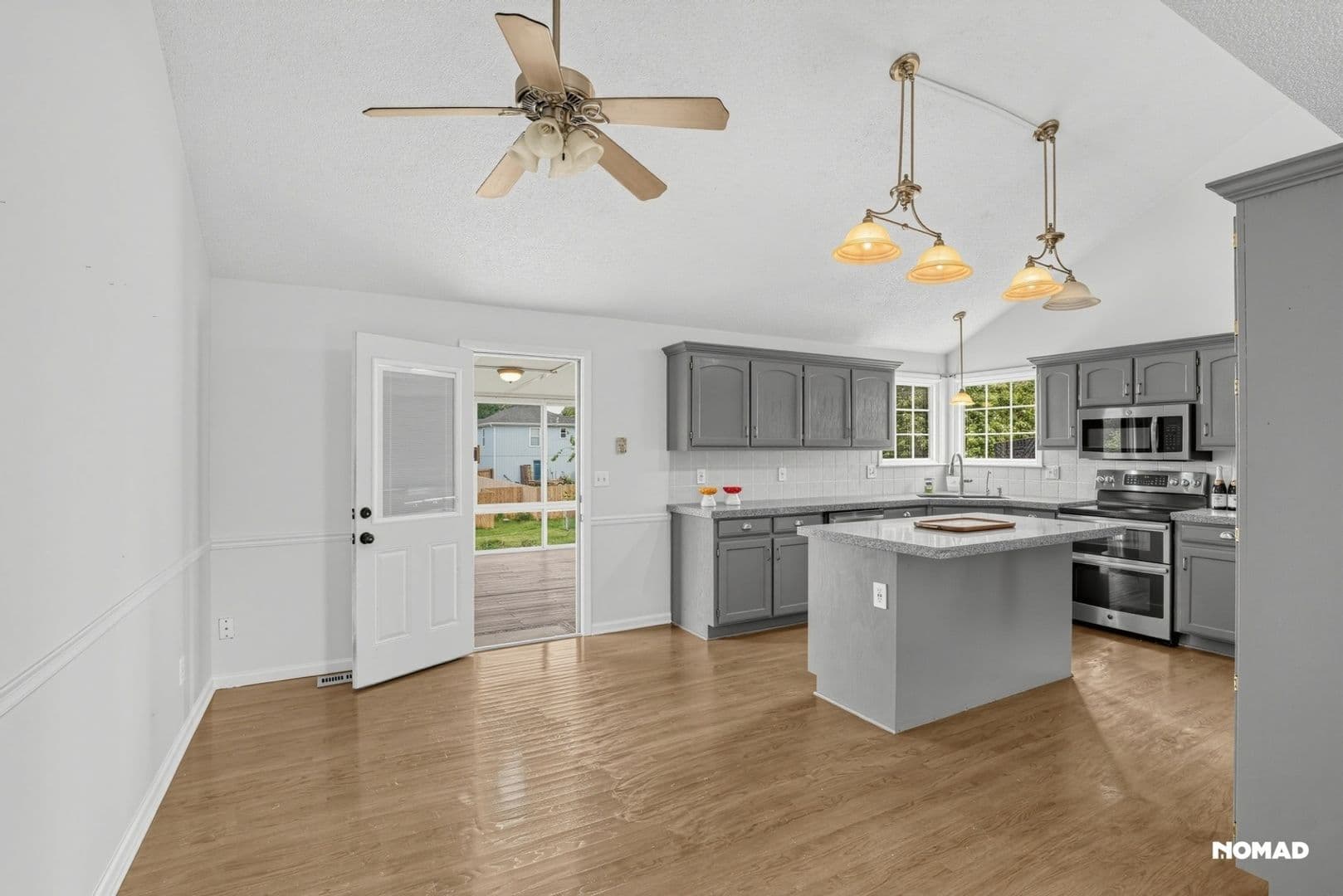 Belton House: 16403 Hinkle Ave