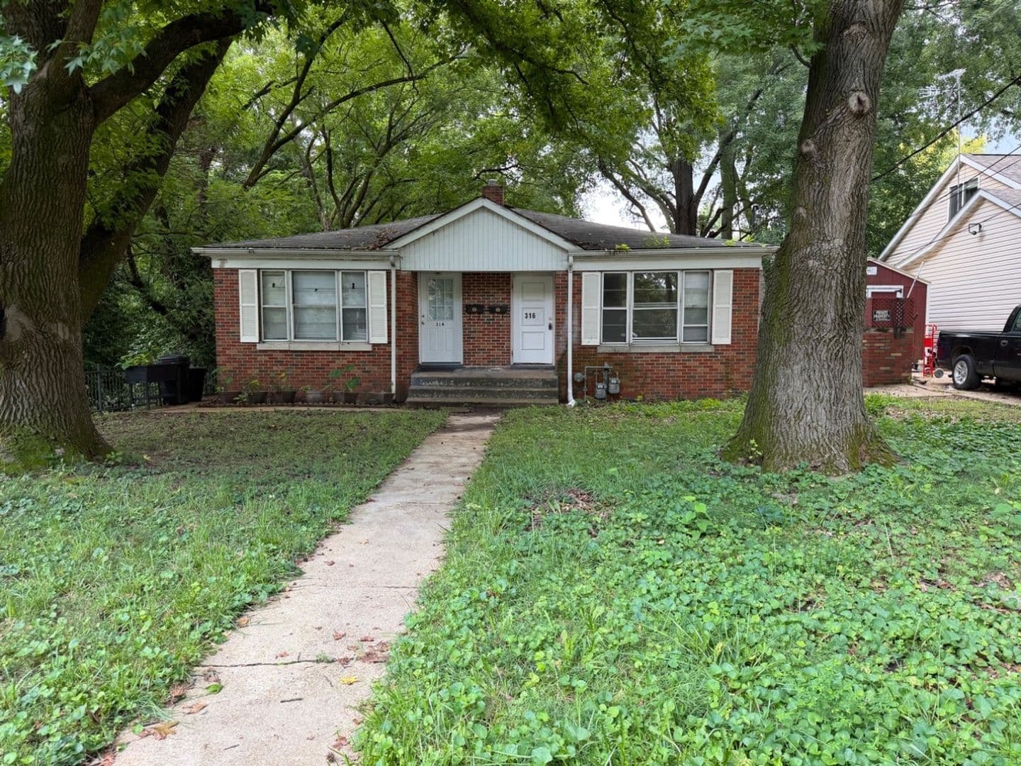 Belleville Townhome: 316 W H St