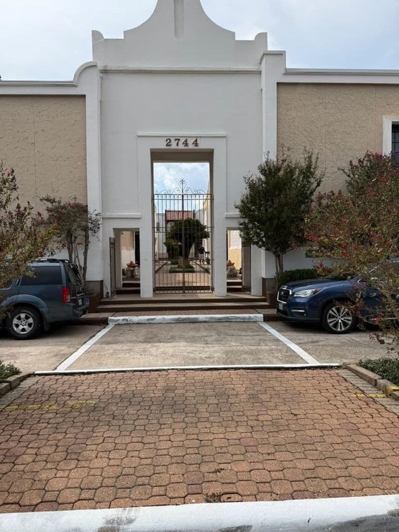 Houston Condo: 2744 Briarhurst Dr