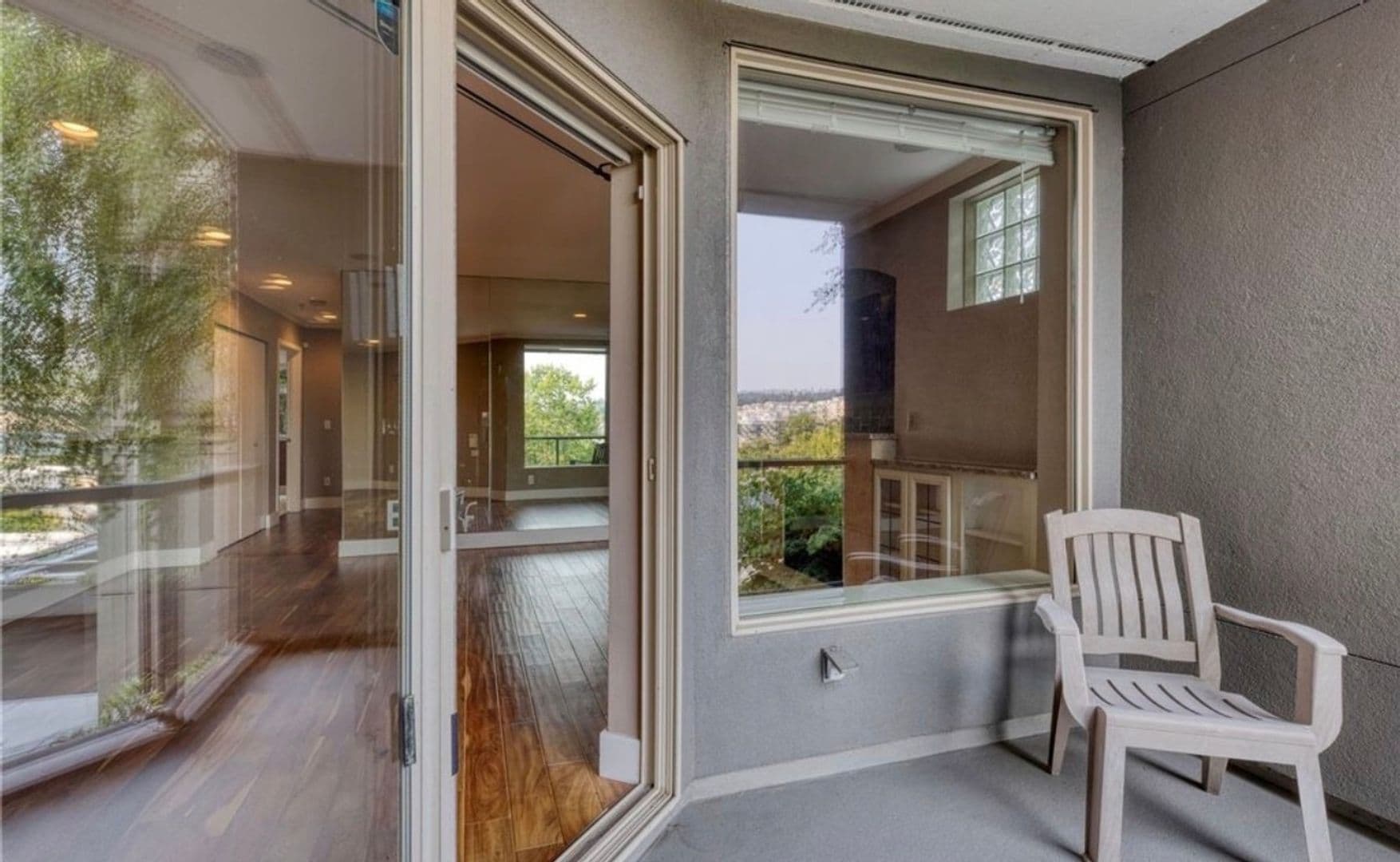 Kirkland Condo: 220 1st St