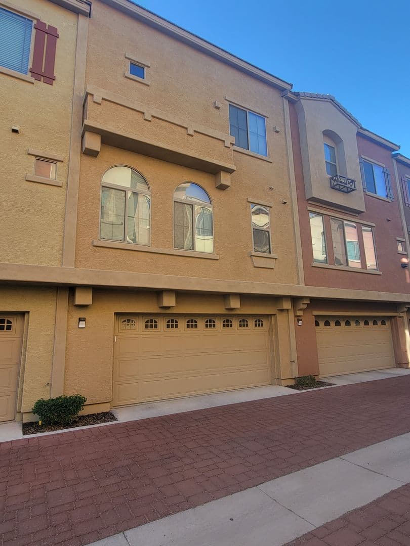 Chandler House: 900 S. 94th st #1134
