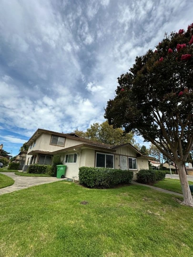 Union City House: 2297 Medallion Drive #4