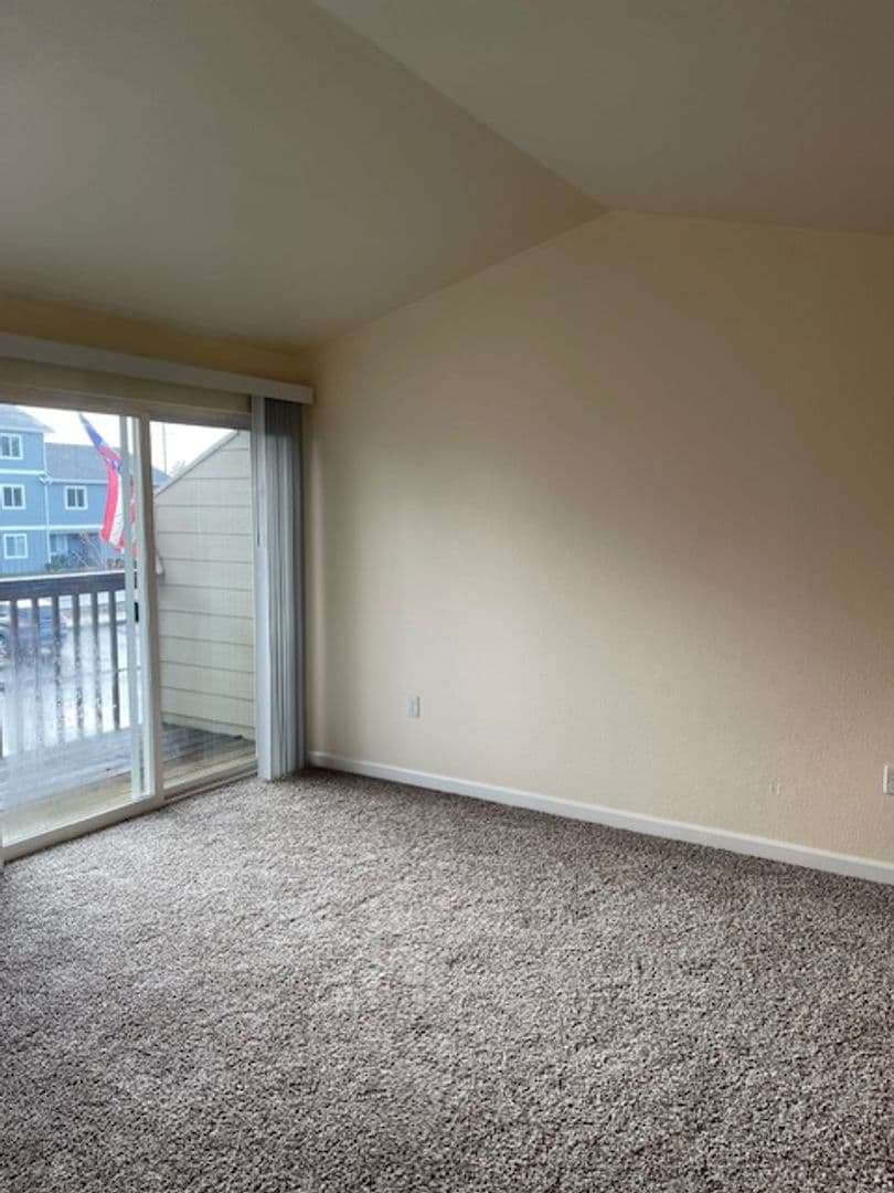 WARRENTON Apartment: 50 NE 1ST ST