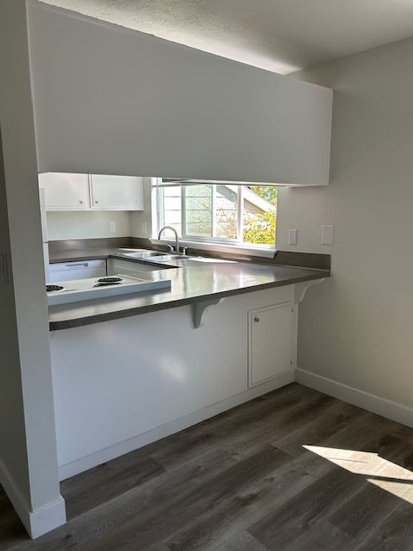 NEWBERG Apartment: 1210 S. COLLEGE ST.