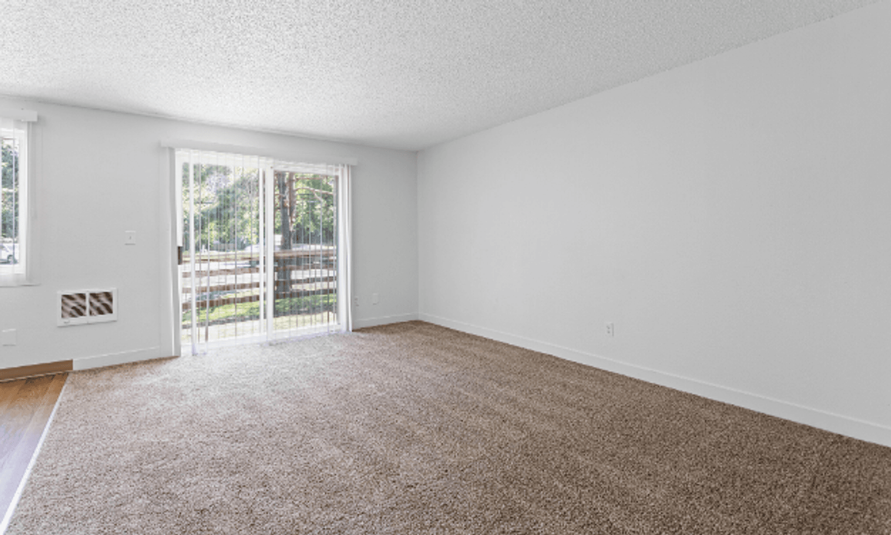 GRESHAM Apartment: 755 SE HOGAN RD