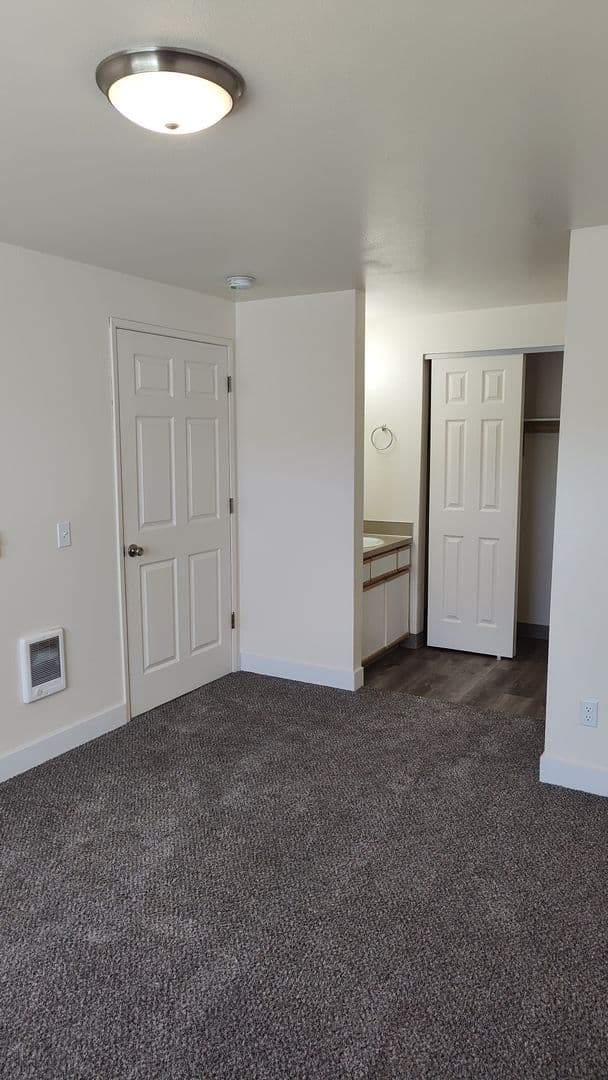 SALEM Apartment: 295 COLT LANE