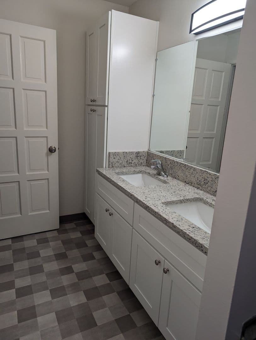 GRESHAM Apartment: 3235 SE 1ST STREET