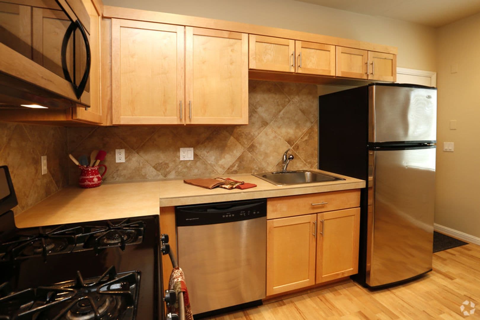PORTLAND Apartment: 10038 SE DIVISION STREET